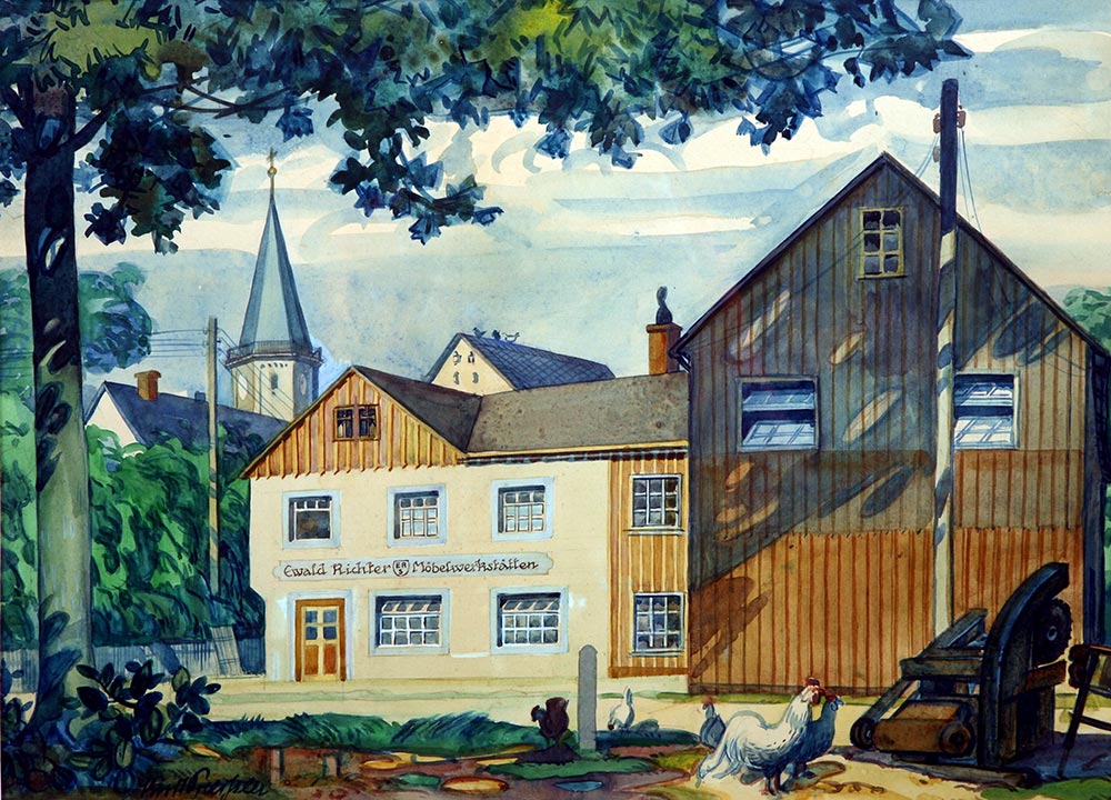 Das Gebäude der Möbelfabrik und im Vordergrund 5 Hühner und eine große Maschine